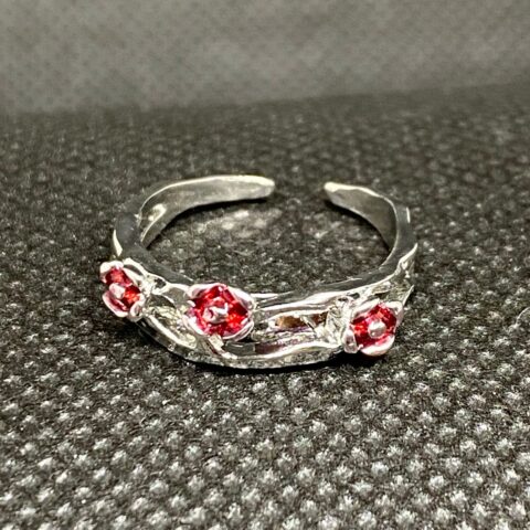 VN1232 Anillo de Tres Flores Rojas
