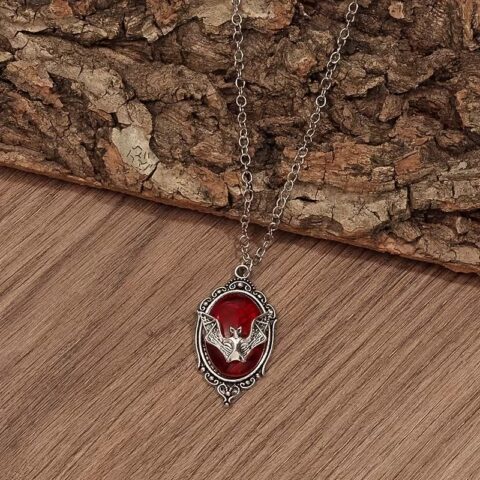 VN1273 Collar con Medallón Murciélago Rojo