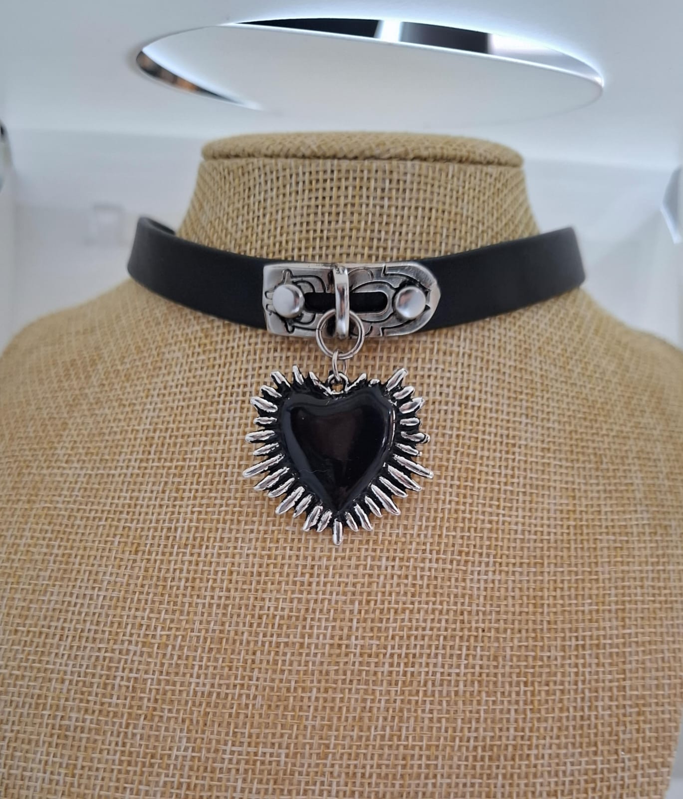 VN1279 Choker con Dije de Corazón y Espinas - Image 2