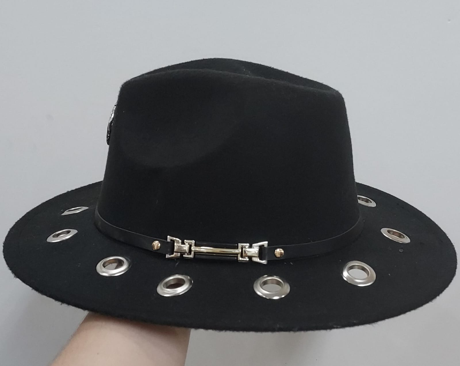 VN1229 Sombrero negro con hojales - Image 2