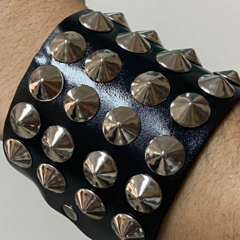 vn1218 Brazalete manilla 4 filas de tachas cónicas