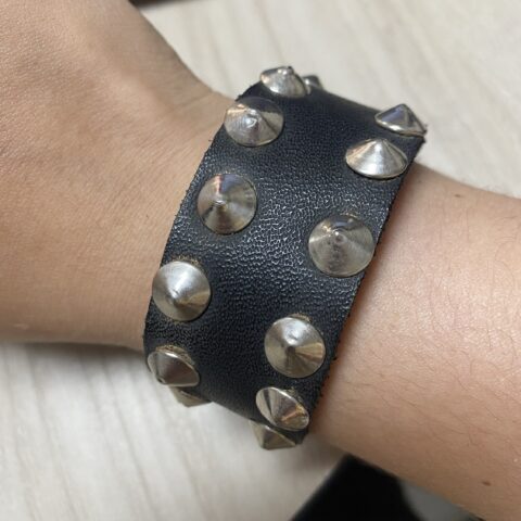 vn1220 Brazalete manilla 2 filas de tachas cónicas