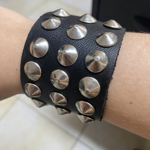 vn1219	 Brazalete manilla 3 filas de tachas cónicas