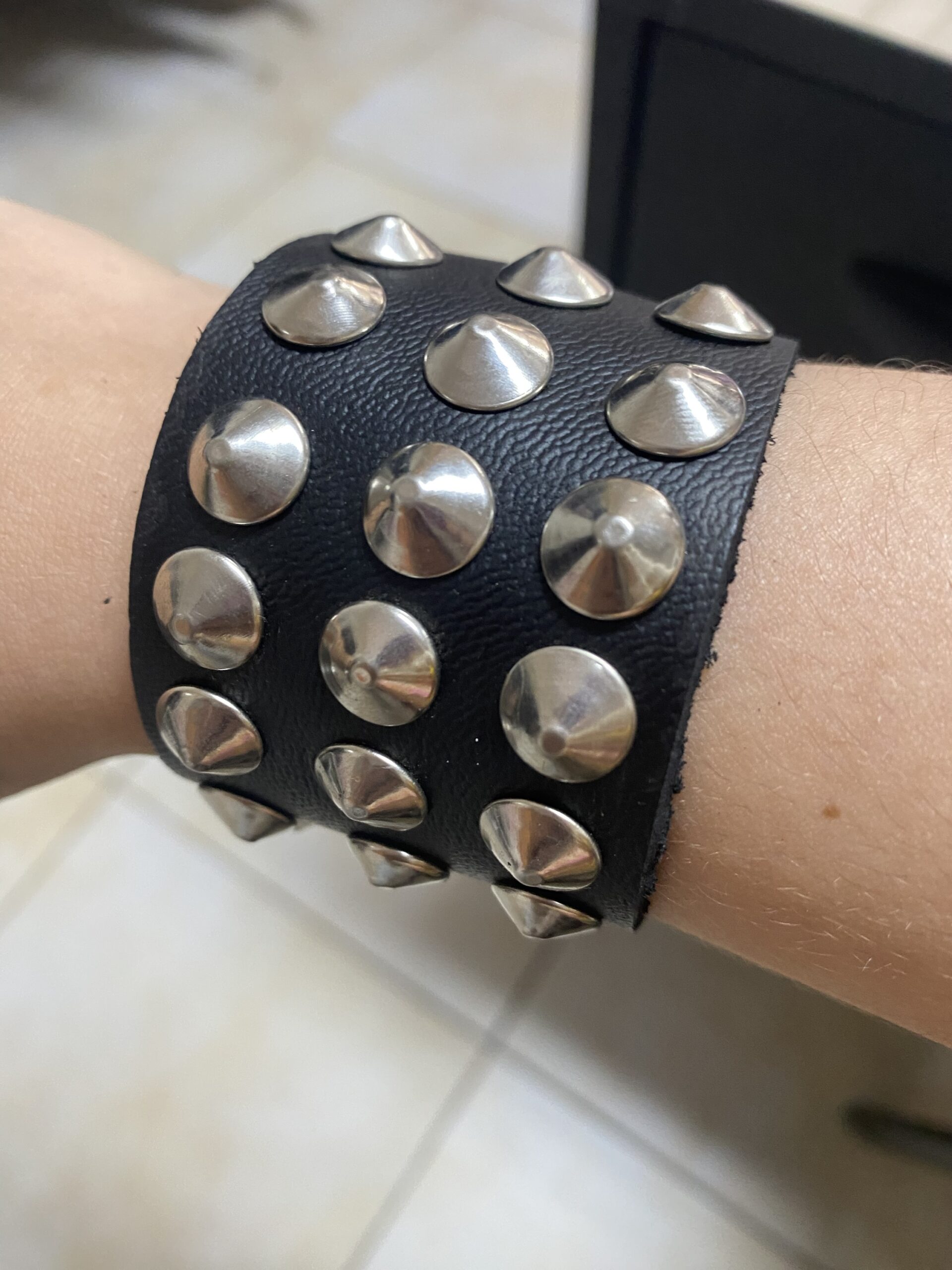 vn1219 Brazalete manilla 3 filas de tachas cónicas