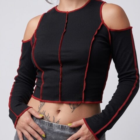 SP147 top negro costuras rojas hombros destapados